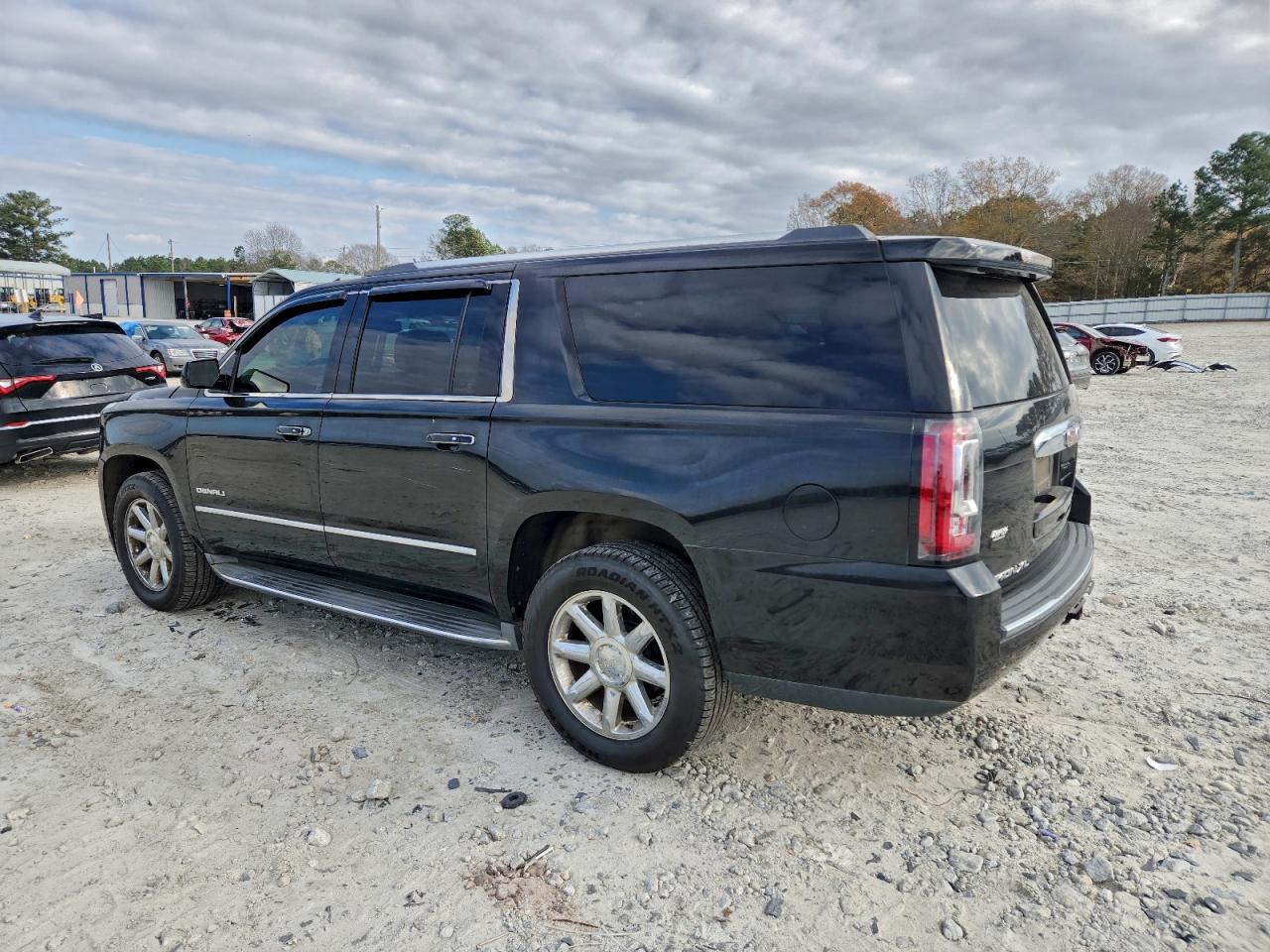 GMC Yukon Denali Image 9