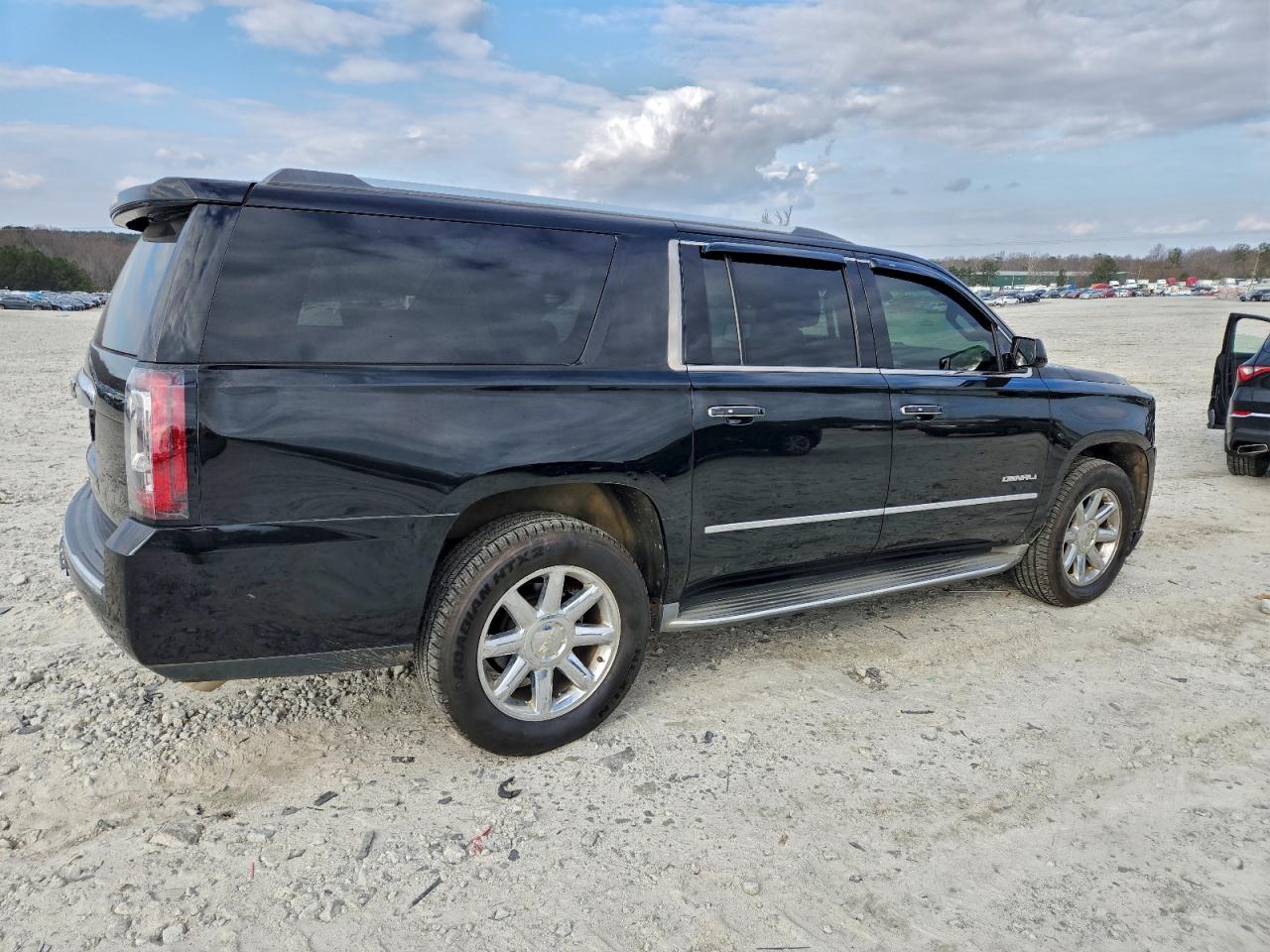 GMC Yukon Denali Image 2