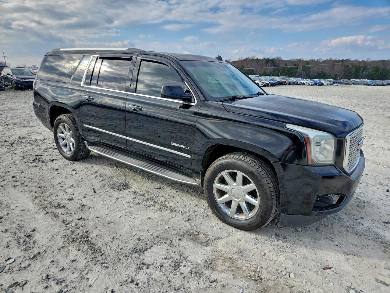 GMC Yukon Denali Image 4