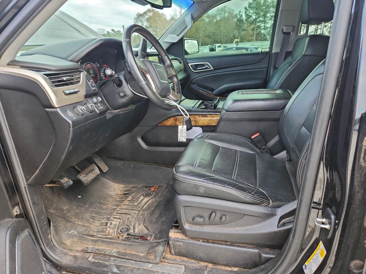 GMC Yukon Denali Image 5