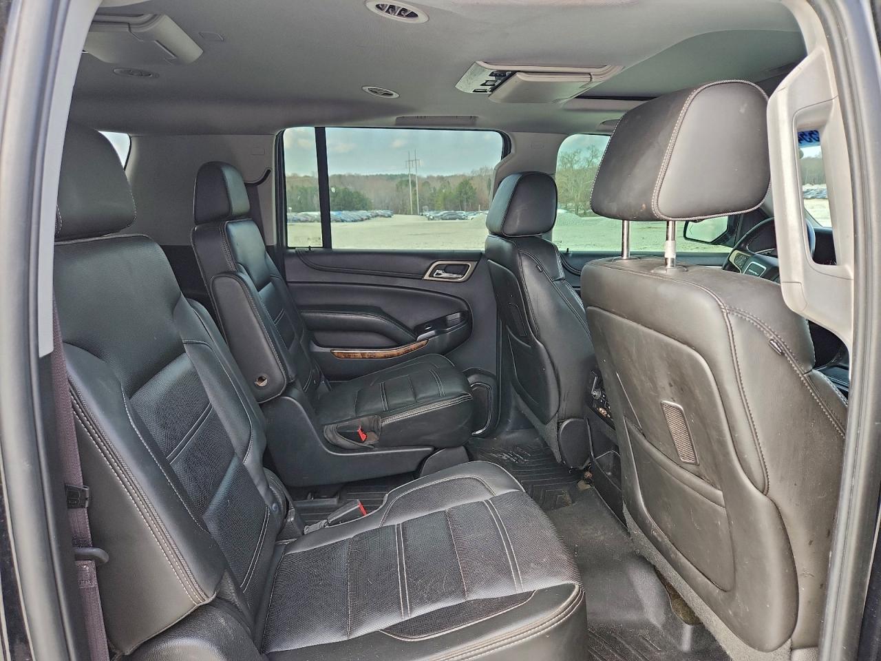 GMC Yukon Denali Image 6