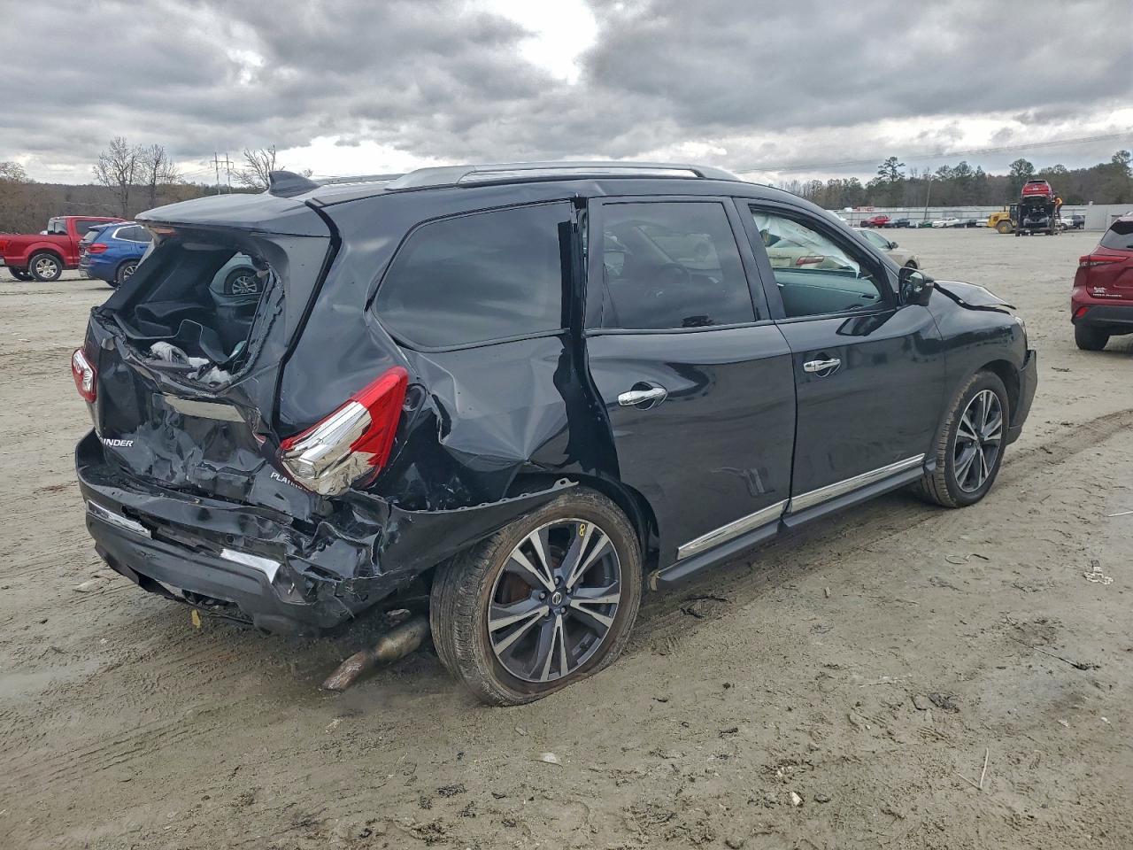 Nissan Pathfinder Platinum Image 5