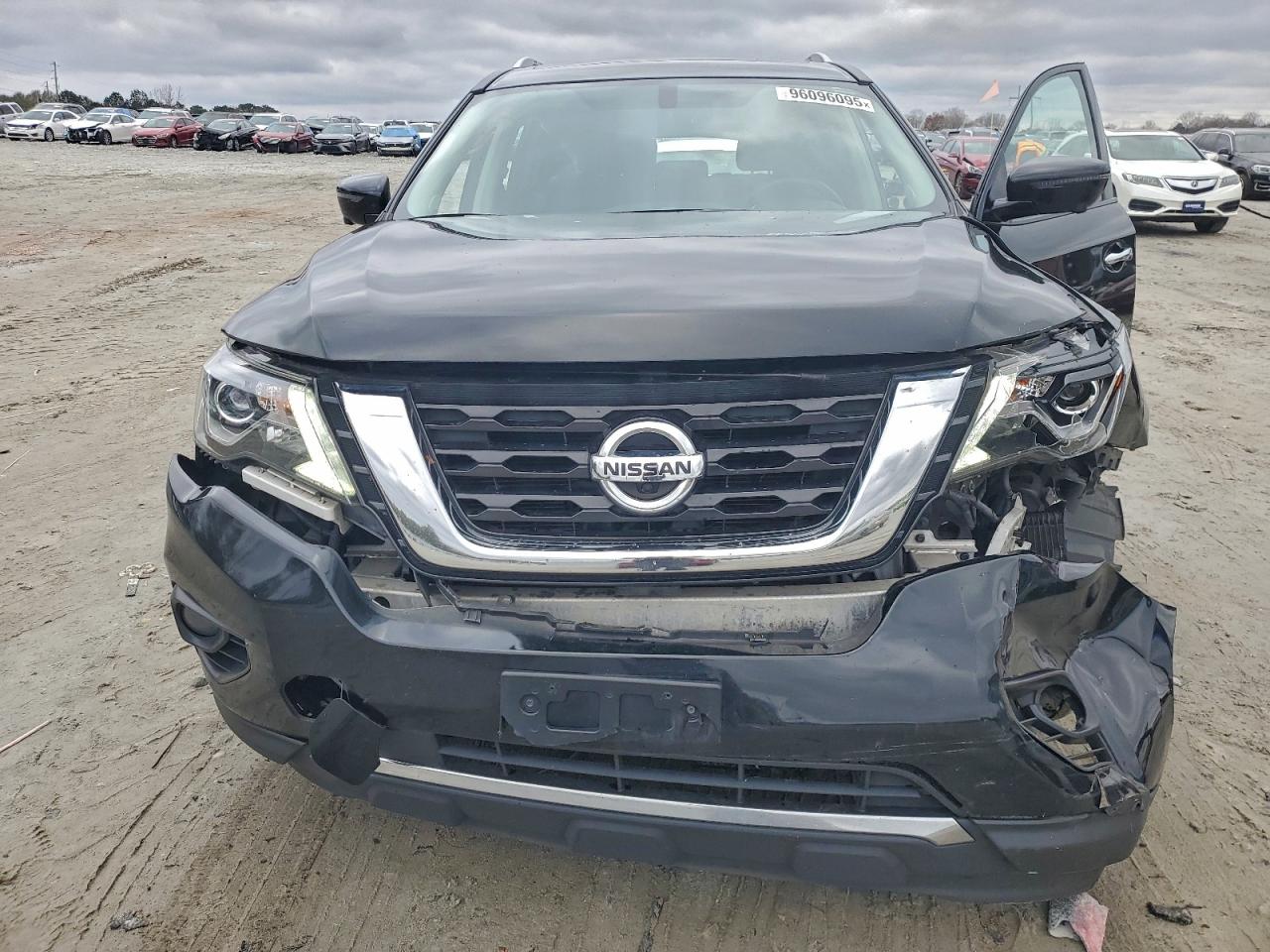 Nissan Pathfinder Platinum Image 6