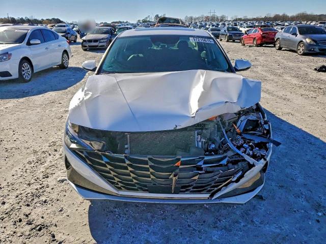 Hyundai ELANTRA Limited Image 9