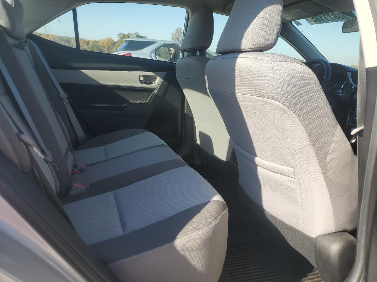 Toyota Corolla L Image 8