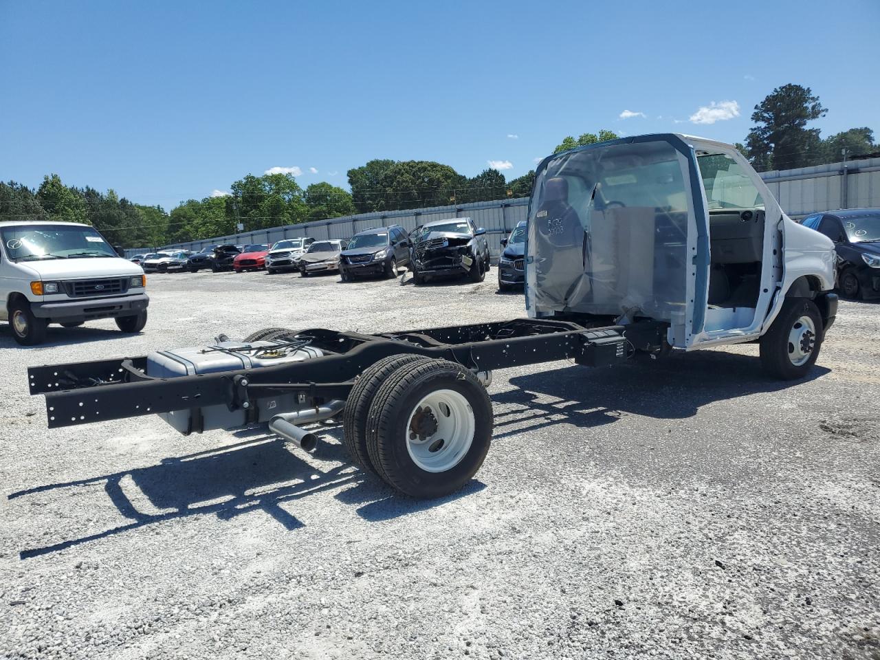 Ford Econoline E450 Super Duty Cutaway Van Image 7