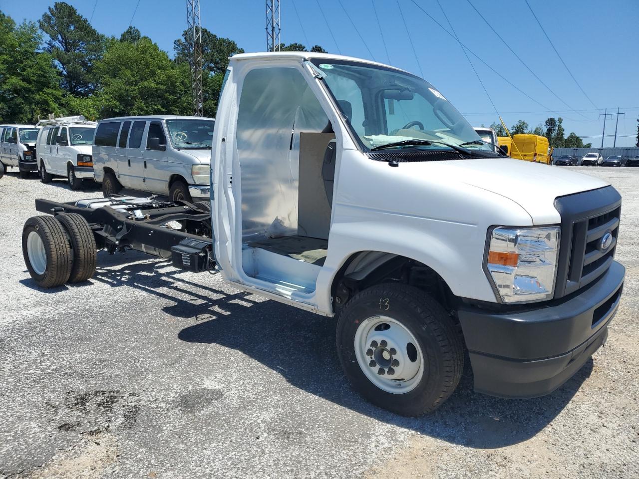 Ford Econoline E450 Super Duty Cutaway Van Image 9