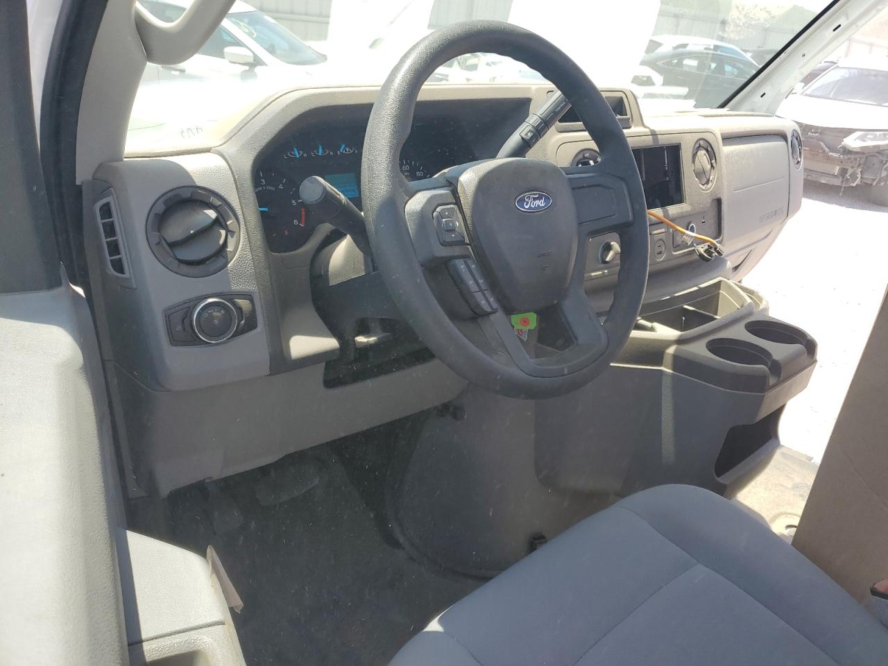 Ford Econoline E450 Super Duty Cutaway Van Image 10