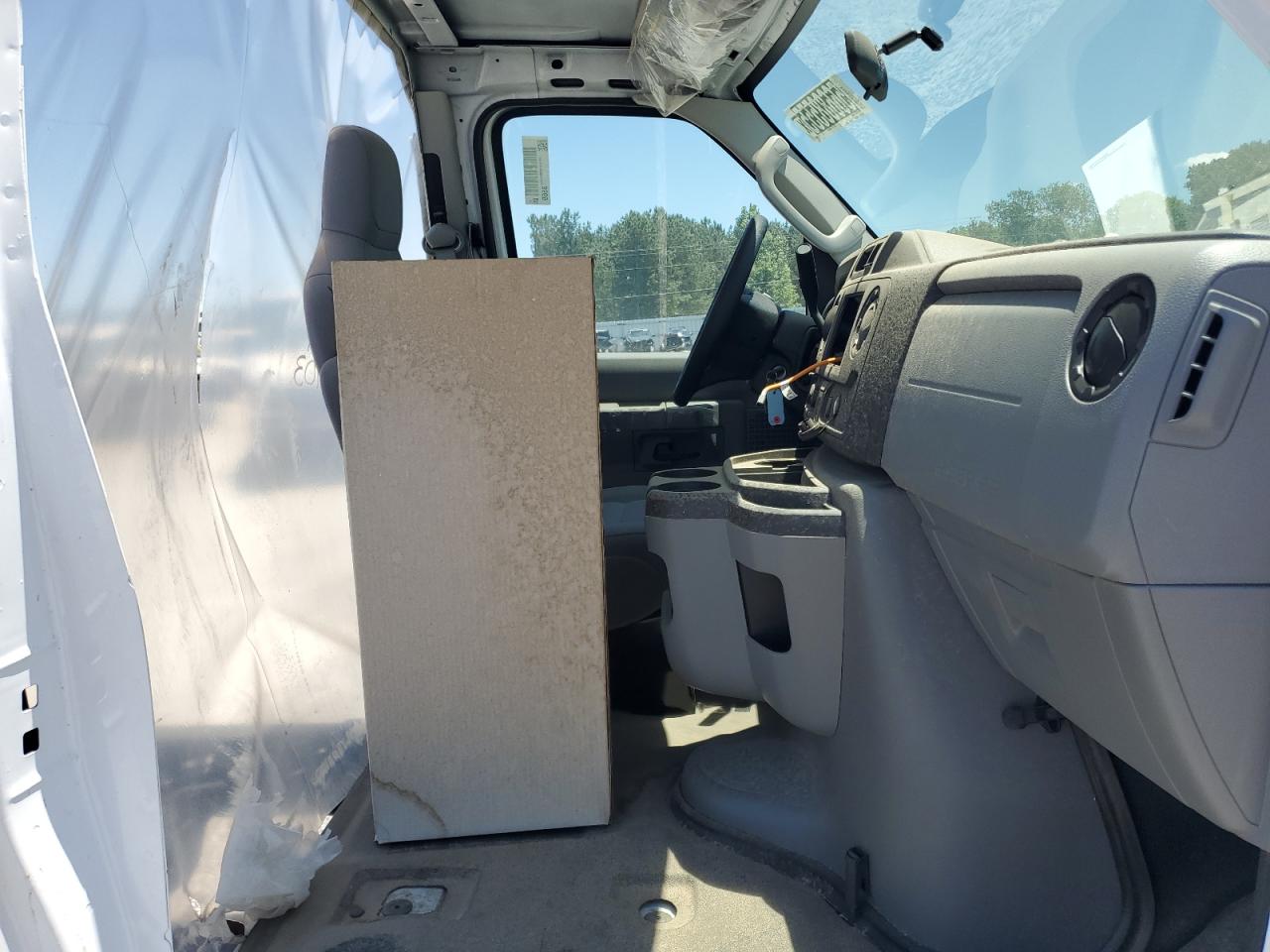 Ford Econoline E450 Super Duty Cutaway Van Image 3