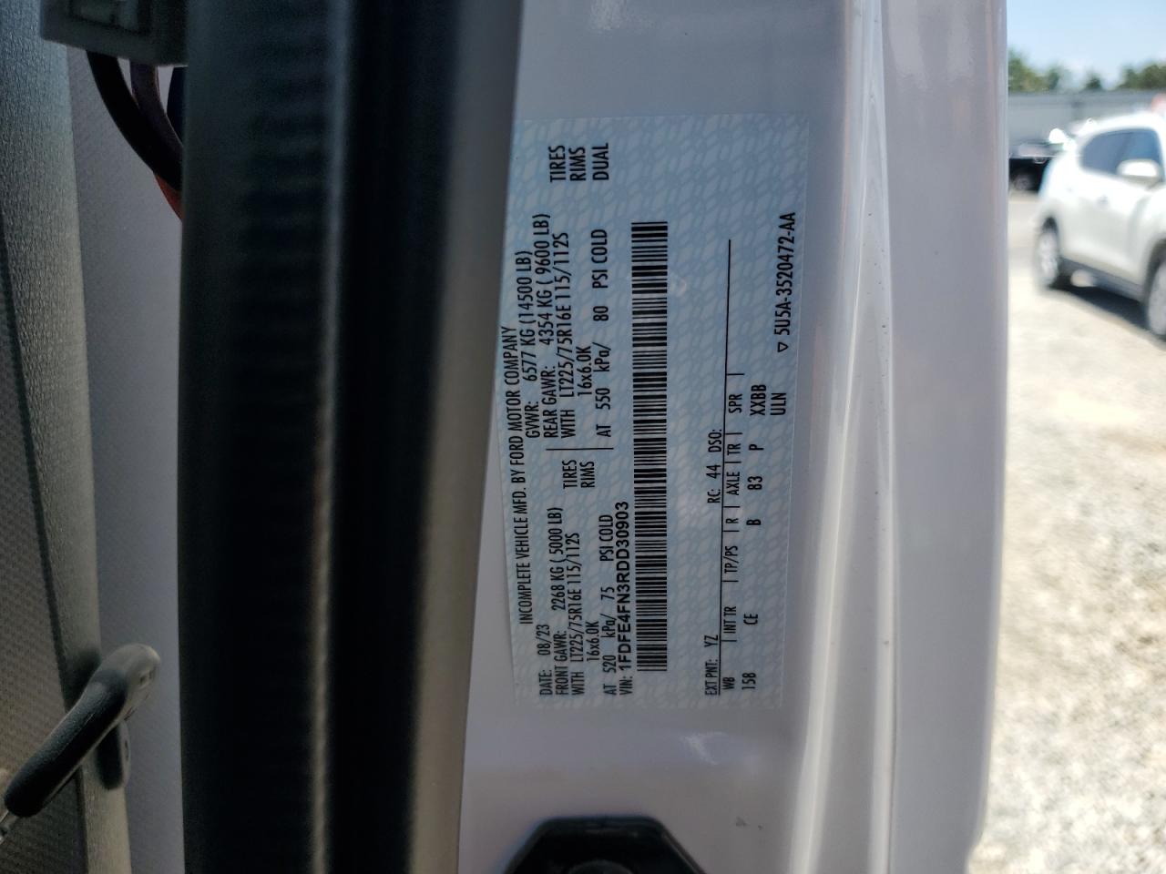 Ford Econoline E450 Super Duty Cutaway Van Image 4