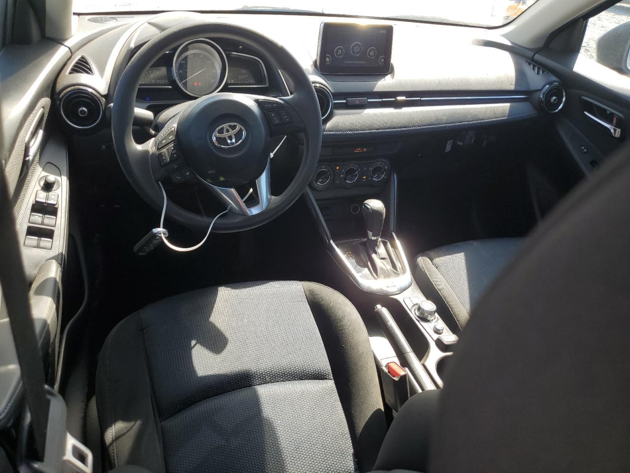 Toyota Yaris Image 9