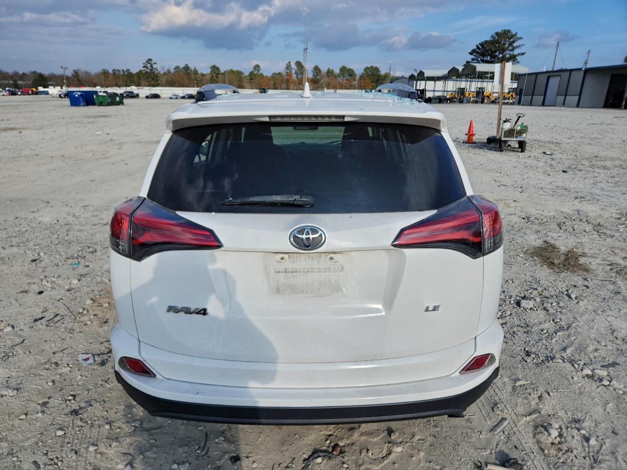 Toyota RAV4 Le Image 4