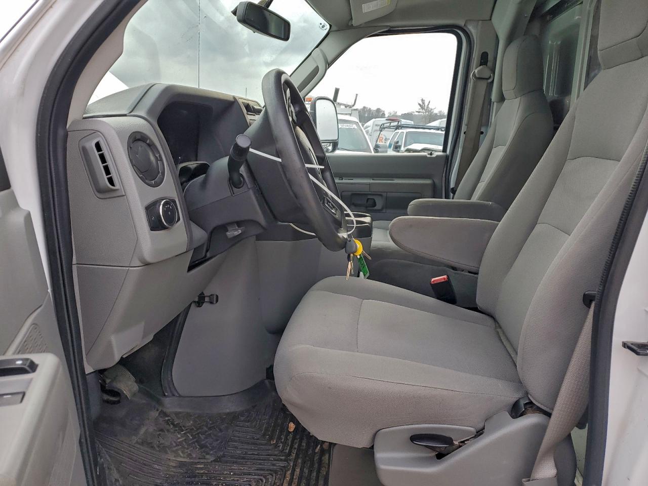 Ford Econoline E350 Super Duty Cutaway Van Image 6