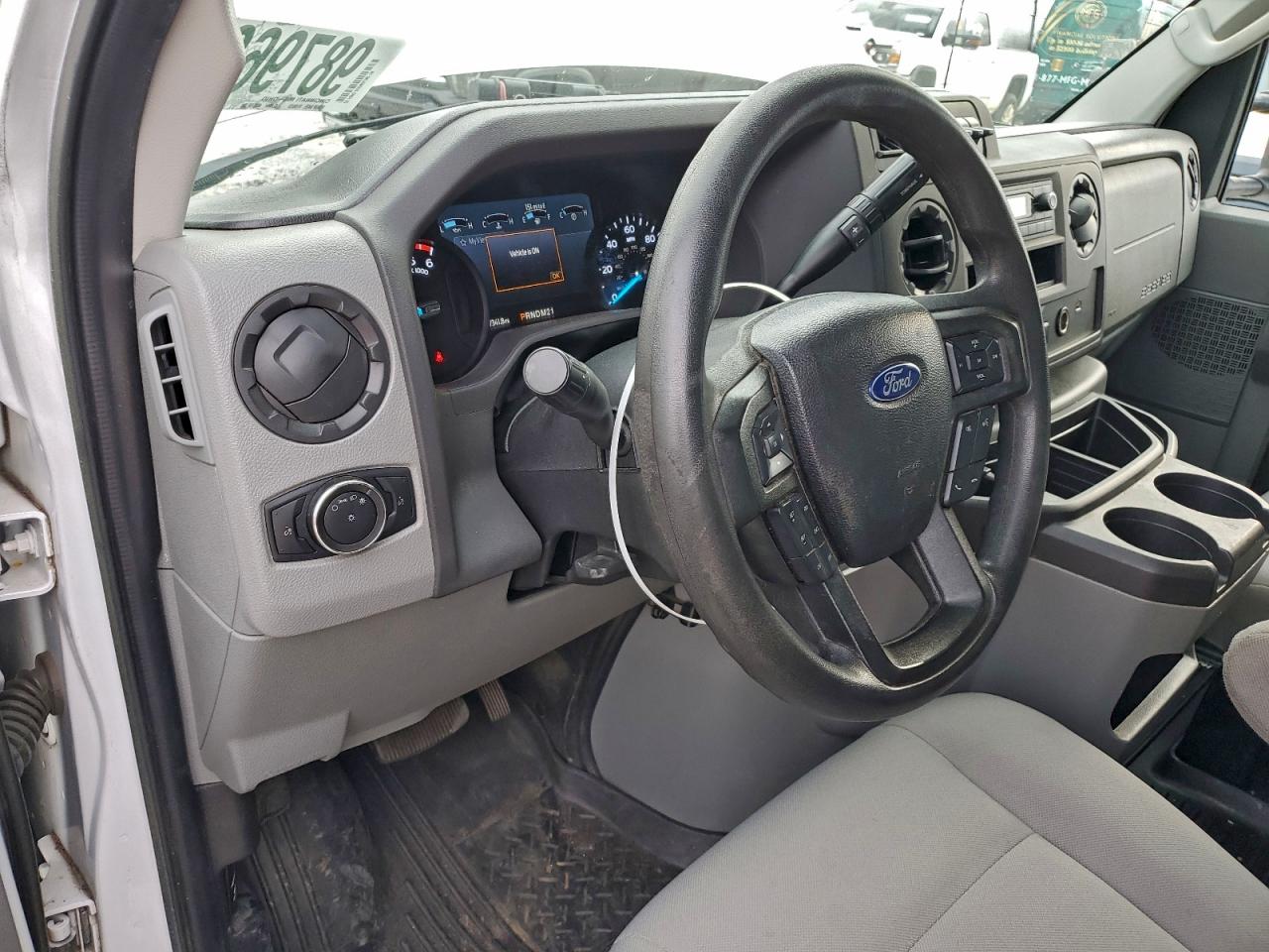 Ford Econoline E350 Super Duty Cutaway Van Image 9