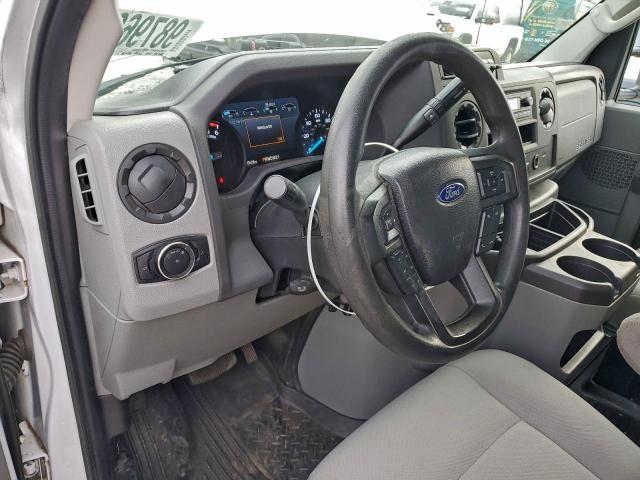 Ford Econoline E350 Super Duty Cutaway Van Image 9